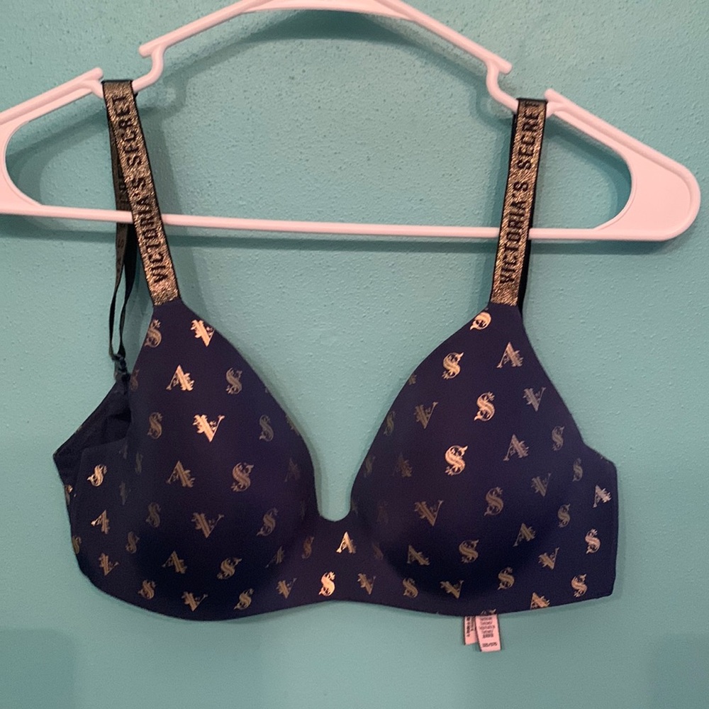 Victoria’s Secret t-shirt lightly lined wireless bra. Navy with gold detail.